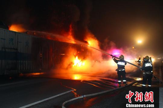 運車貨車高速公路起火 價值近千萬豪車被燒燬