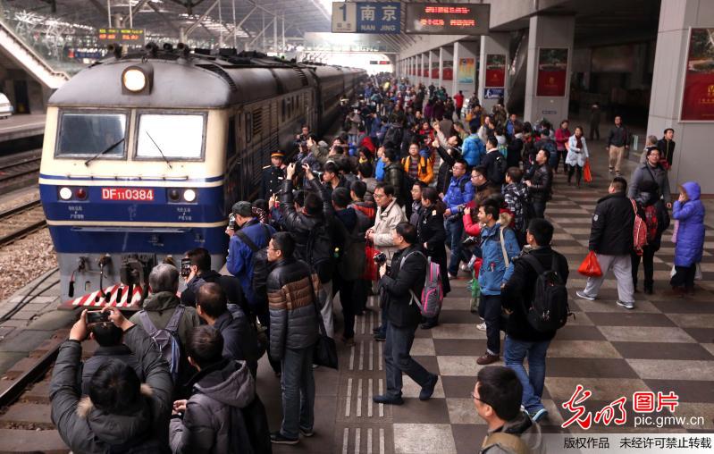 “機車迷”送別南京站最後一趟“綠皮火車”(組圖)