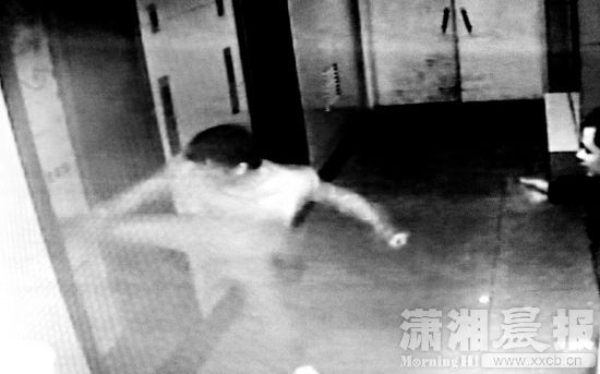 湖南男子醉酒後開房 猛踹電梯門跌井身亡(圖)