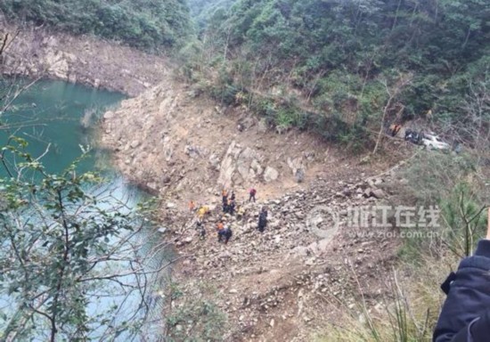 浙江麗水一載有9人中巴車落入水庫 5人失聯(圖)