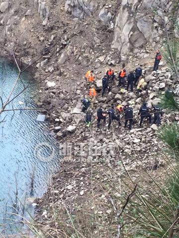 浙江麗水一載有9人中巴車落入水庫 5人失聯(圖)