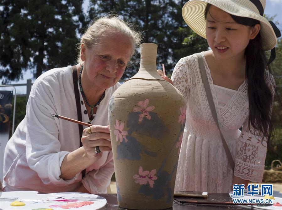 浙江景寧：非遺土陶體驗引客來