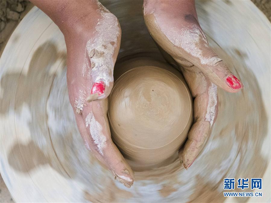 浙江景寧：非遺土陶體驗引客來