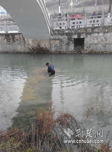 零下2℃冒雪跳入冰河 神農架民警勇救輕生女