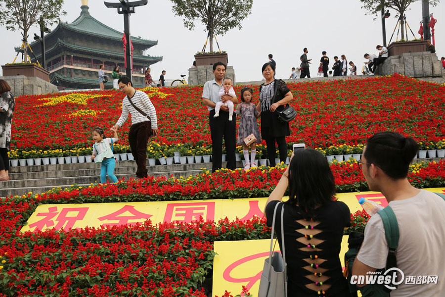 【焦點圖 顯示圖在稿件最下方】迎國慶 西安鐘鼓樓廣場鮮花國旗成靚麗風景