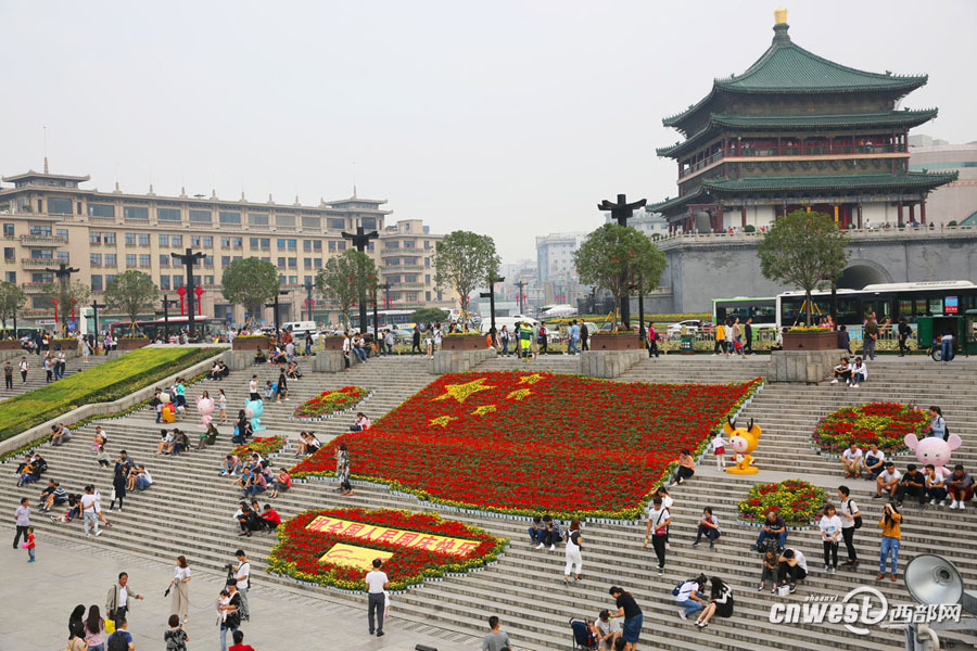 【焦點圖 顯示圖在稿件最下方】迎國慶 西安鐘鼓樓廣場鮮花國旗成靚麗風景