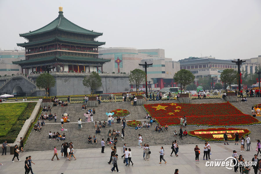 【焦點圖 顯示圖在稿件最下方】迎國慶 西安鐘鼓樓廣場鮮花國旗成靚麗風景