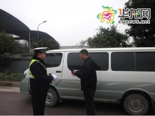 警察為還錢包拼命追 失主以為違章加速跑