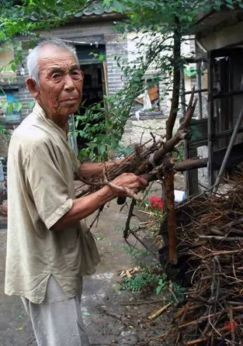 拾荒老人捐助百名貧困生離世 20年未嘗過肉味(圖)