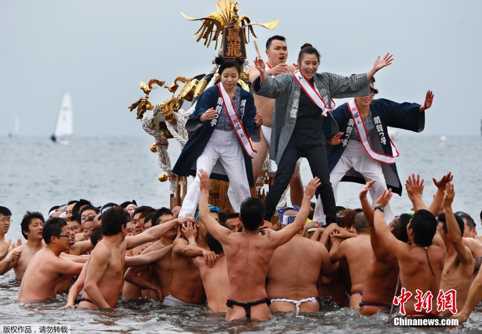 日本舉行冬日成人祭典 眾人赤身抬神龕入海(高清組圖)