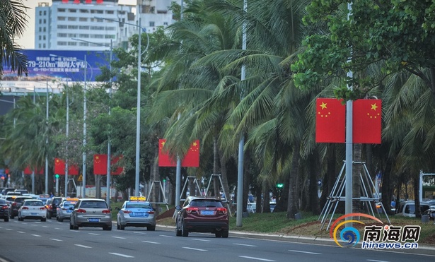 還未審核【瓊島先鋒圖文列表】 【即時快訊】“十一”將近 國旗扮靚海口街頭