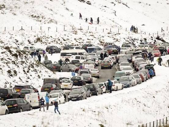 英國民眾滑雪路邊停車致交通受阻 警察開罰單