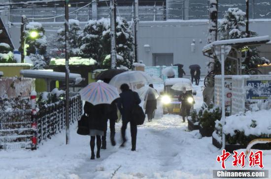 日本東部遭強暴風雪襲擊 交通混亂路人寸步難行