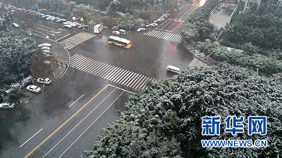 時隔20年 “火爐”重慶主城再現雪景