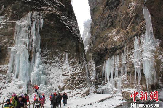 四川熊貓故鄉成冰雪世界 冰瀑奇觀吸引遊人