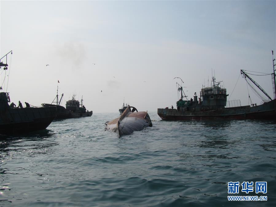 一艘中國漁船在韓國南部全羅南道可居島附近海域翻沉