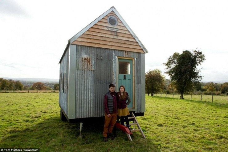 英國夫婦自建小木屋