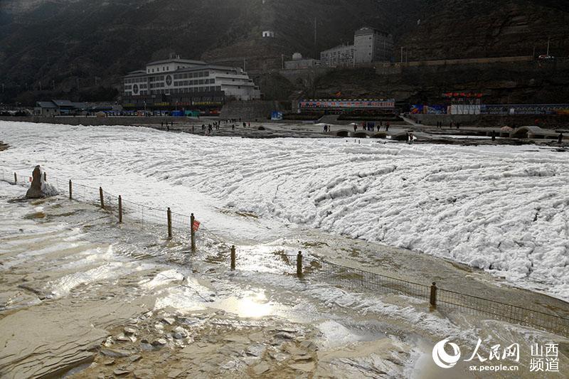 黃河壺口瀑布現“流淩叉橋”景觀