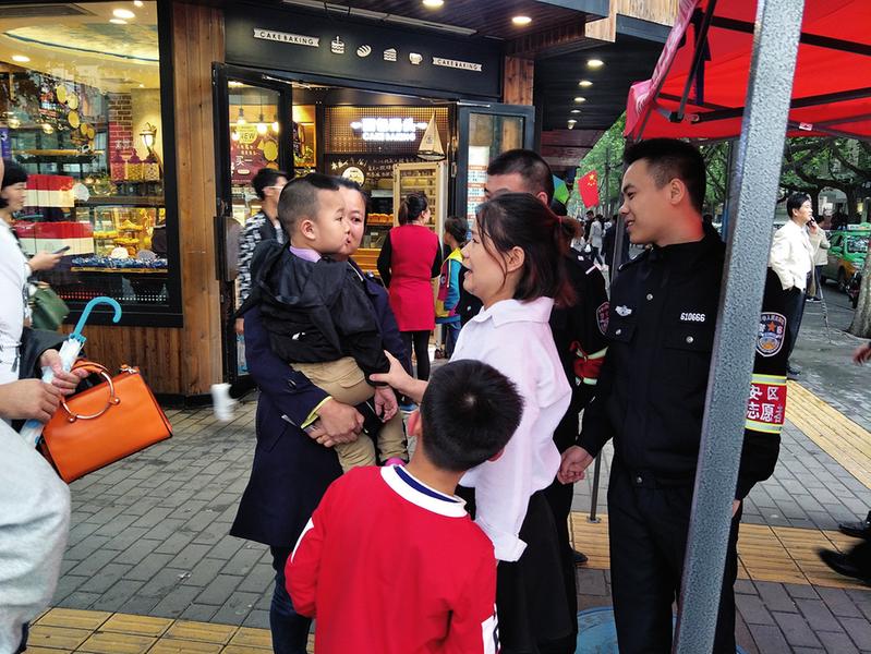 【民生 圖 顯示圖在稿件最下方】三歲男童路邊哭著找媽媽 法警幫忙找到家人