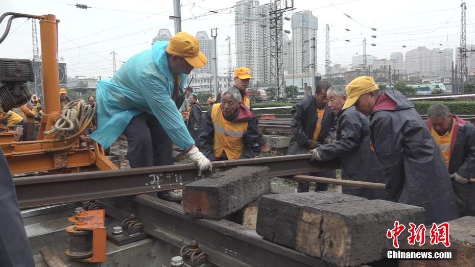 【輪播圖】鄭州火車站實施“大手術”千余趟列車將受影響