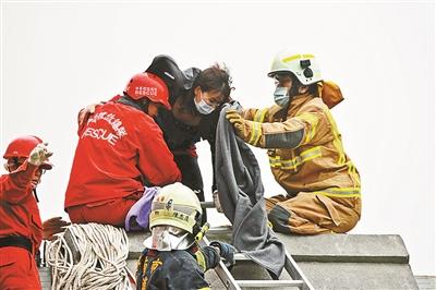 台灣地震致大樓倒塌成兩截 被質疑早有安全隱患