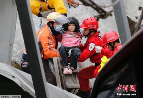 台灣高雄地震災區現場：等候區的人們沒有除夕