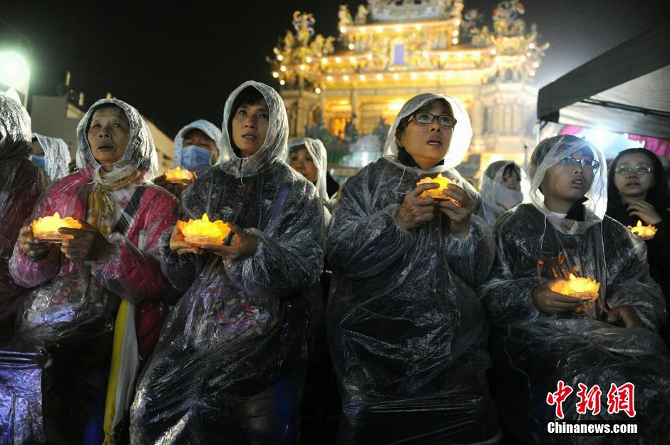 台灣高雄地震 民眾雨中祈福