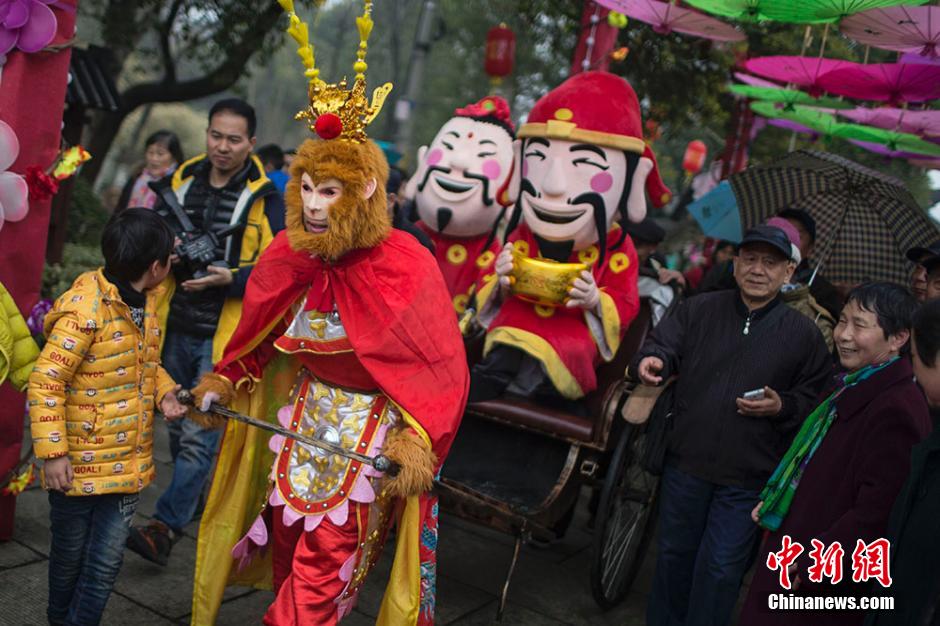 “財神爺”巡遊南京 上演真人版“搶紅包”