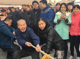 網絡媒體走轉改:"最古老"鄉村鬧新春 全村出動拔河跳舞