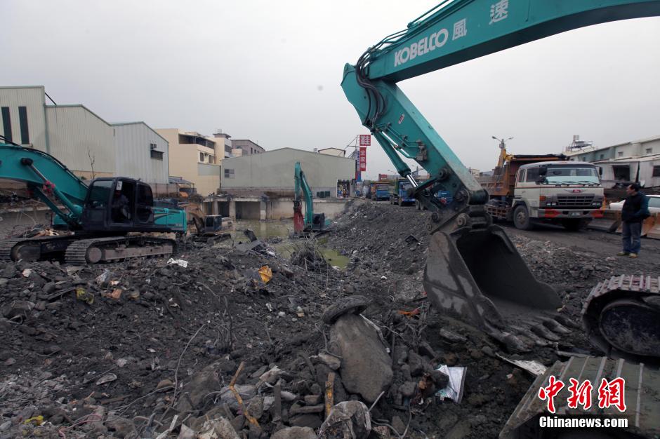 台南持續清理地震倒塌大樓地基