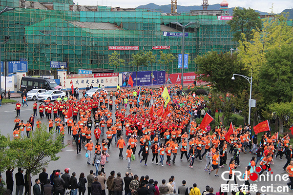 2017南充閬中古城國際馬拉鬆開賽 萬名跑步愛好者激情開跑