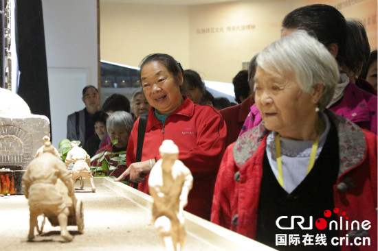 山東淄川開展“喜迎十九大”千人巡視活動_fororder_黨員群眾正在觀看企業發展歷程。-3_meitu_13