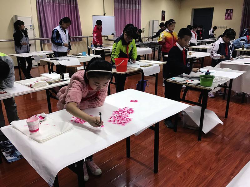 【教育·創客 圖  顯示圖在稿件最下方】百餘名中小學生“書畫繪灞橋”