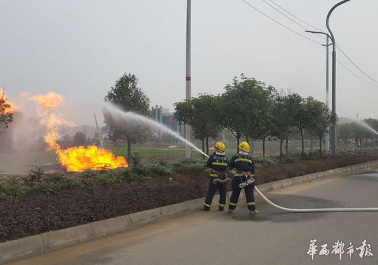 四川一燃氣管道爆炸起火 火焰沖天20余米(圖)