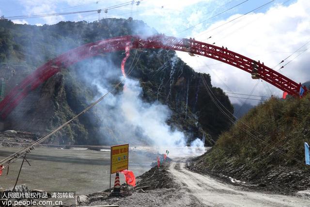 四川北川唐家山跨湖溜索改橋主拱合龍 群眾將告別溜索出行