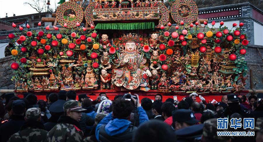 酥油花“綻放”元宵夜