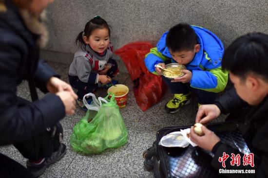 農民工將孩子送老家：城裏開銷大 上學供不起