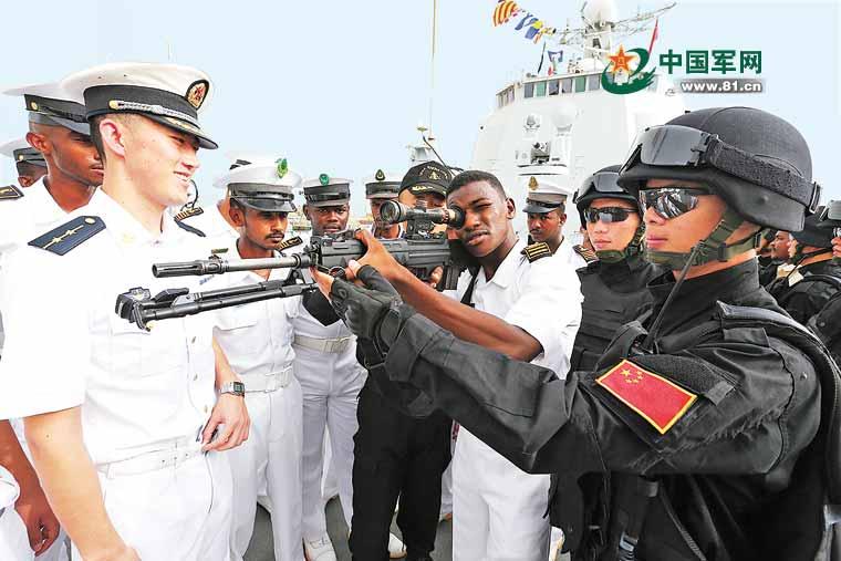 中國海軍護航驅離可疑船2500余艘次 天天有突發