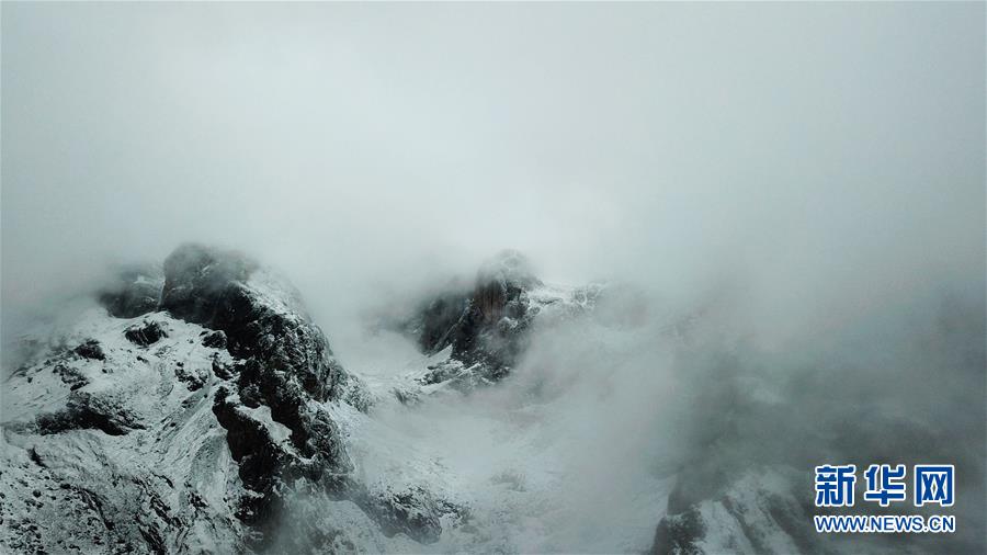 甘南扎尕那的雪山雲海盛宴