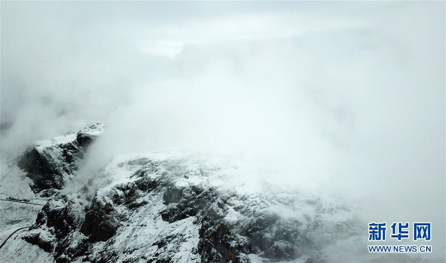 甘南扎尕那的雪山雲海盛宴