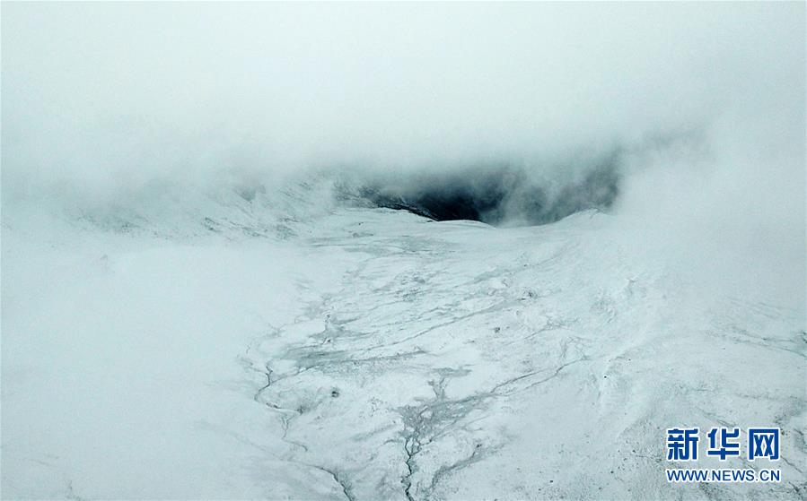 甘南扎尕那的雪山雲海盛宴