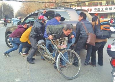 車壓老人腳市民合力抬車救人 老人:我不會訛錢