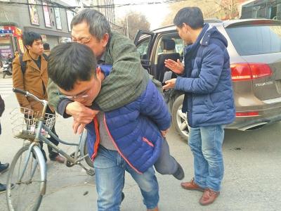 車壓老人腳市民合力抬車救人 老人:我不會訛錢