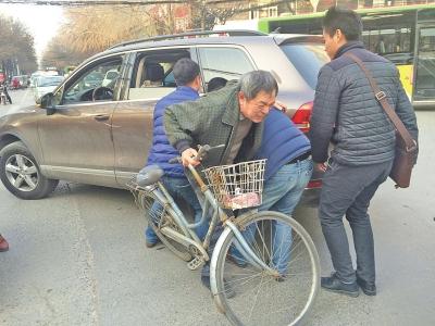 車壓老人腳市民合力抬車救人 老人:我不會訛錢