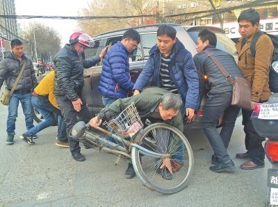 車壓老人腳市民合力抬車救人 老人:我不會訛錢