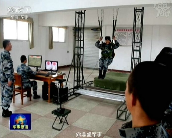 解放軍空降兵戴VR設備訓練 畫面曝光