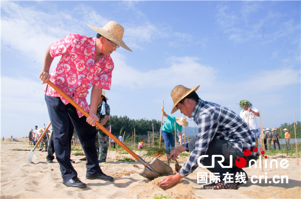 圖片默認標題_fororder_陵水縣委書記麥正華與幹部群眾一同參與義務植樹活動