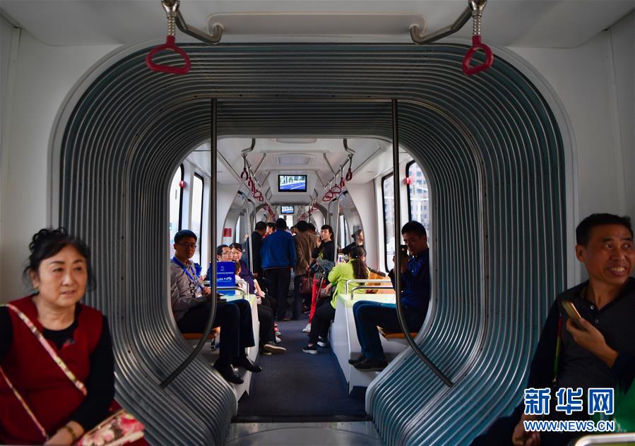 “智軌”列車實現上路運行