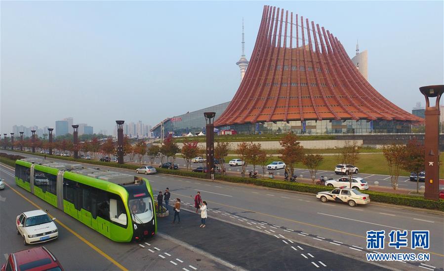 “智軌”列車實現上路運行