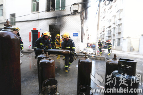 湖北襄陽民居發生爆炸 事發現場清出72個易爆物